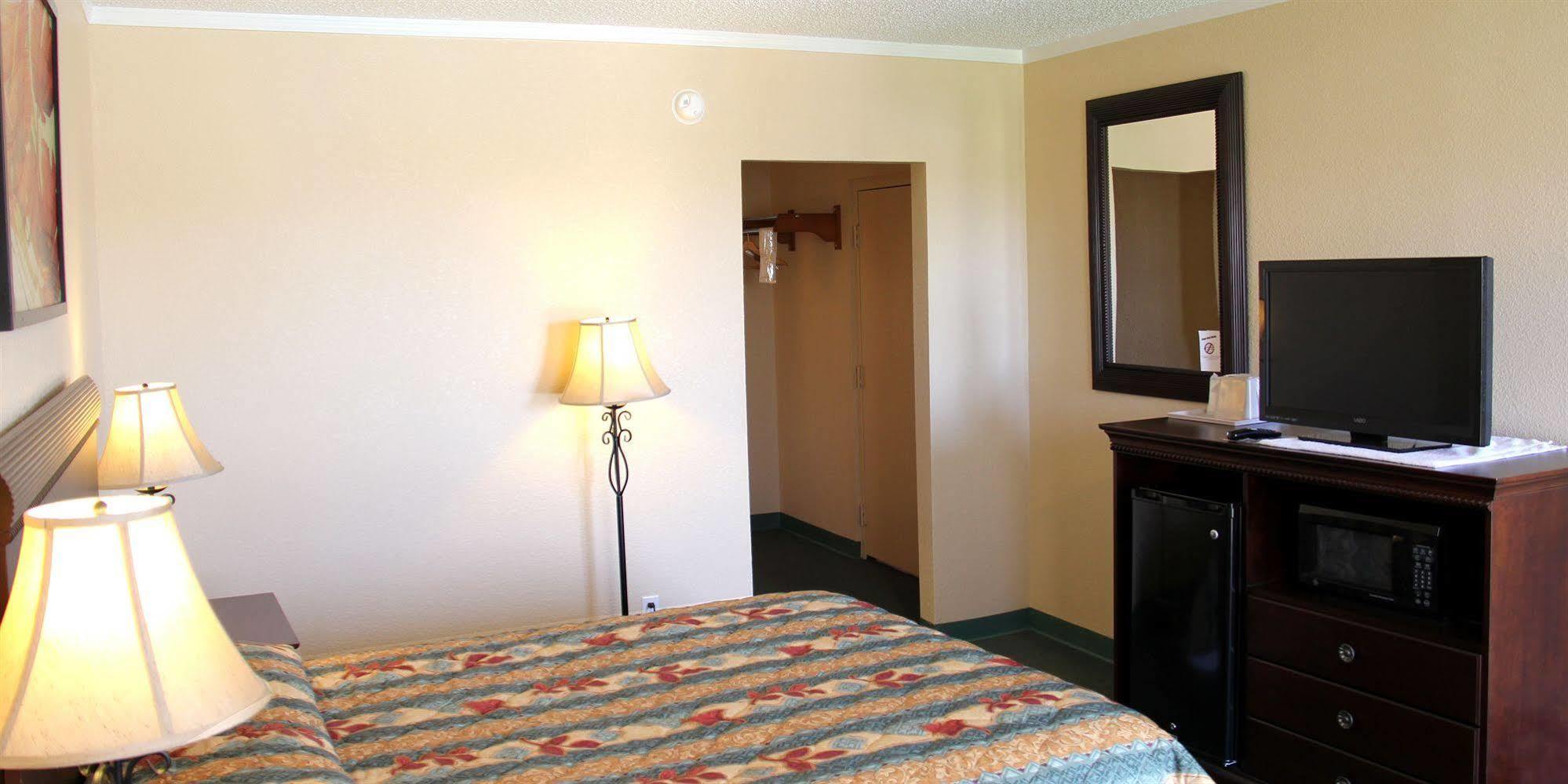 Baymont By Wyndham Deming Hotel Bagian luar foto